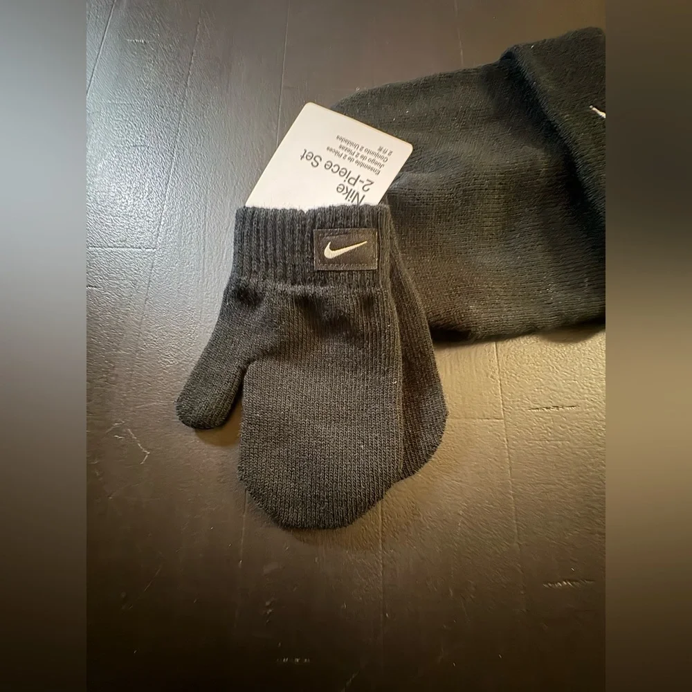 Nike Toddler Black Knit Beanie and Gloves Set fits like‎ 2/4T